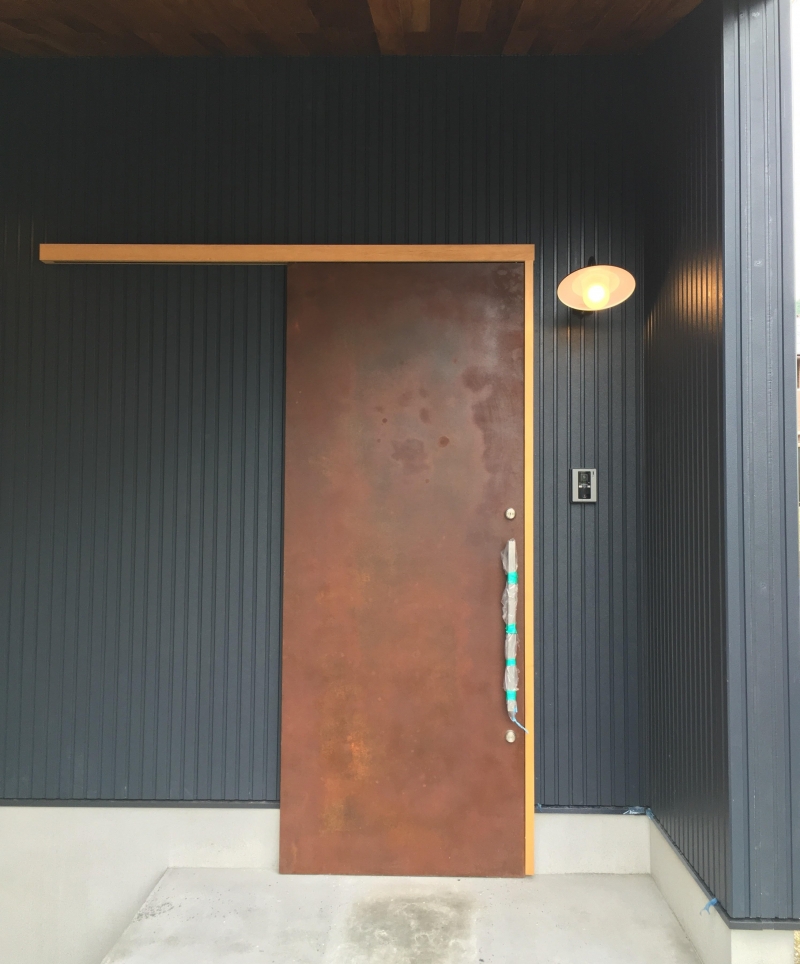 「錆塗装の玄関引き戸」の画像です。