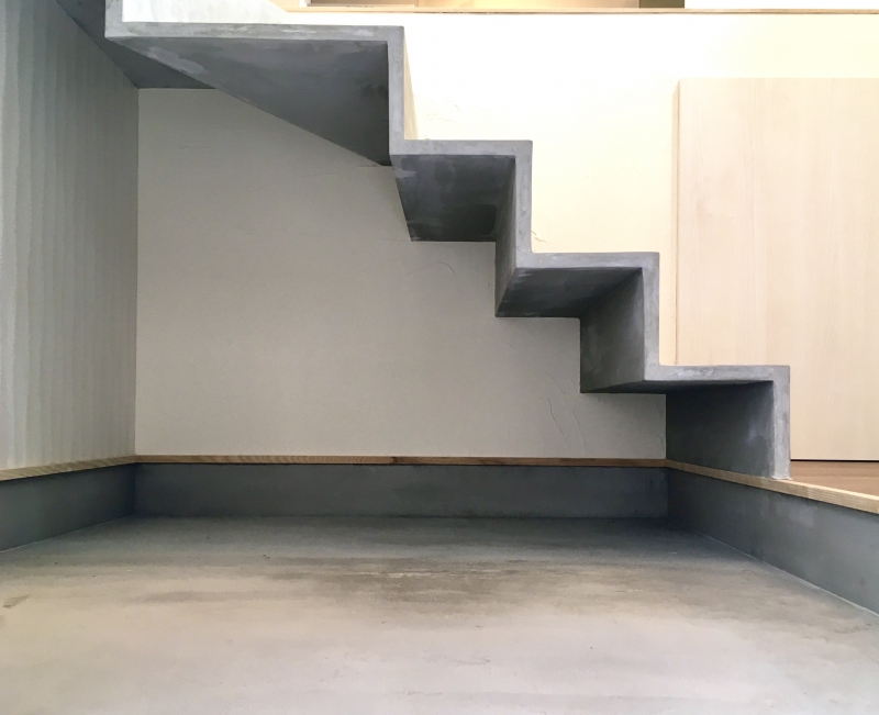 「MORTEX仕上げの階段」の画像です。