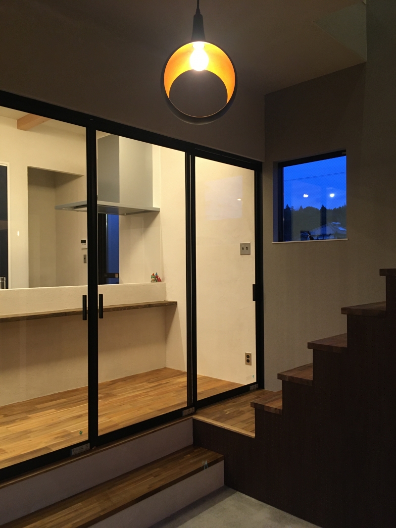 「土間にあるペンダントライト」の画像です。