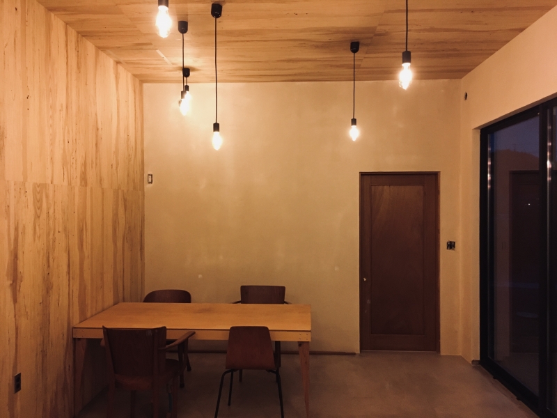 「エジソンランプが印象的なアトリエ」の画像です。