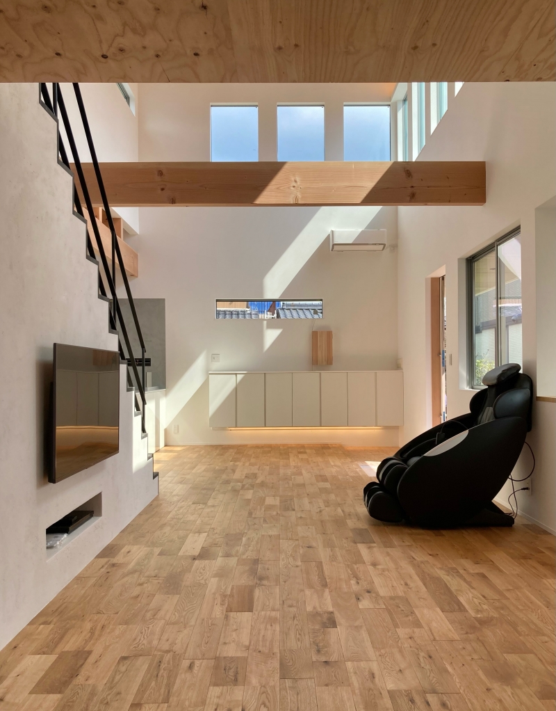 「明るい陽射しが入るリビング」の画像です。